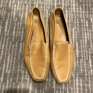 Tod’s nude driving loafers